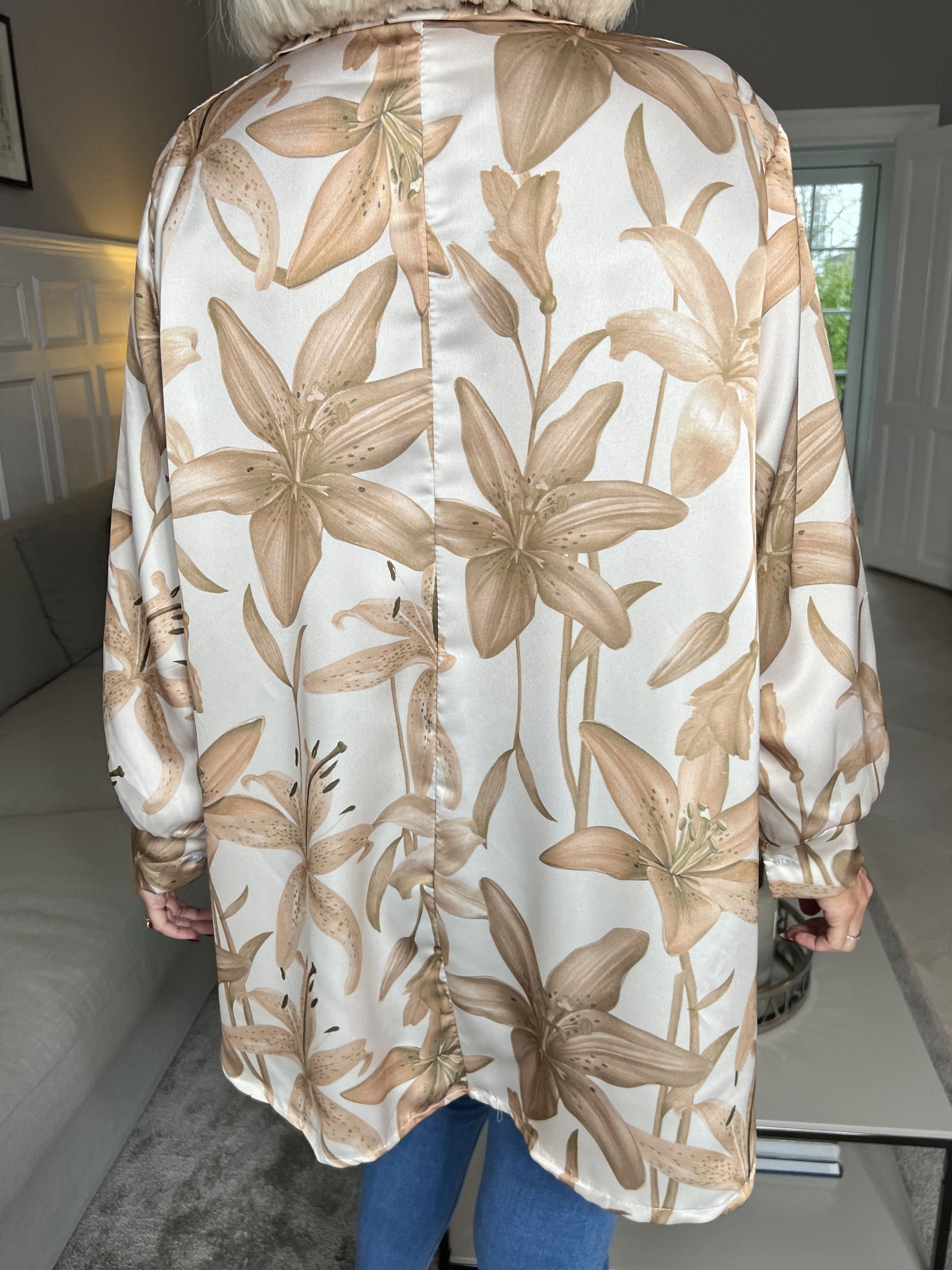 Paradise - Sød skjorte i silkelook med liljemotiver